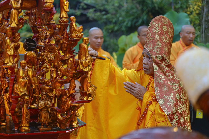Nghi lễ tắm Phật được thực hiện trước khi rước Phật từ Quốc tự Diệu Đế lên Tổ đình Từ Đàm