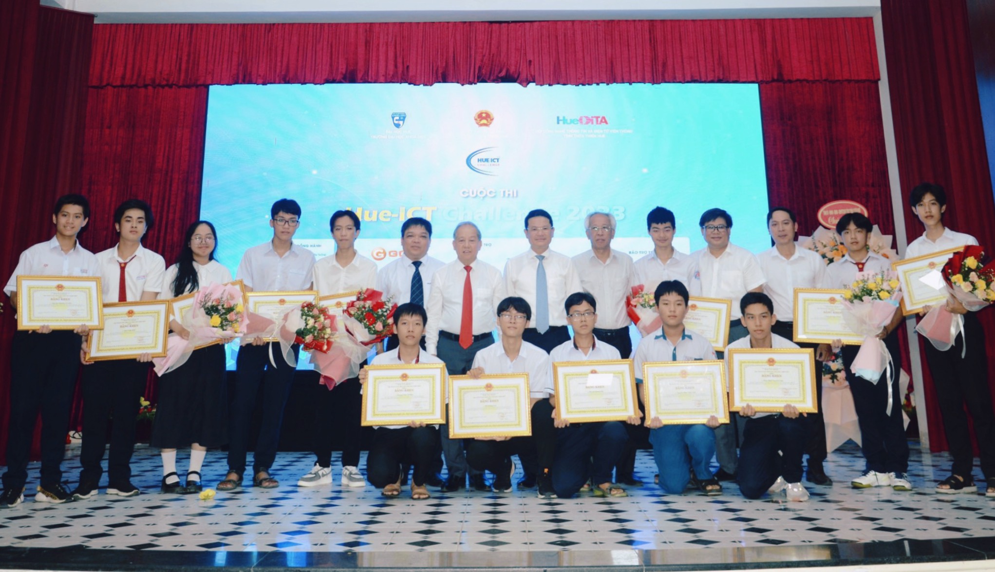 The representative of the provincial leadership took a photo with the Contest Organizing Committee and the contestants received a certificate of merit from the Chairman of Thua Thien Hue Provincial People's Committee.