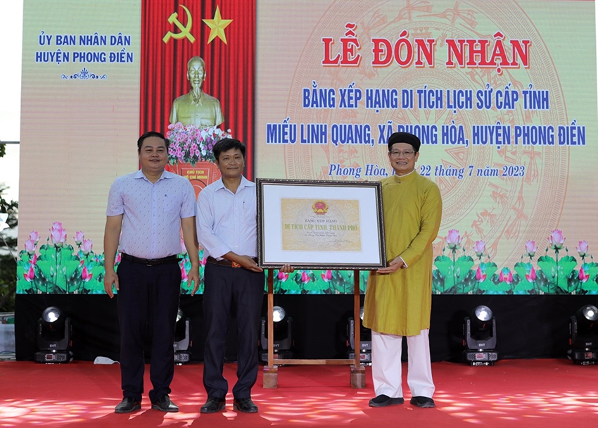 Ông Phan Thanh Hải, Giám đốc Sở Văn hóa và Thể thao trao bằng chứng nhận di tích cho lãnh đạo xã Phong Hòa