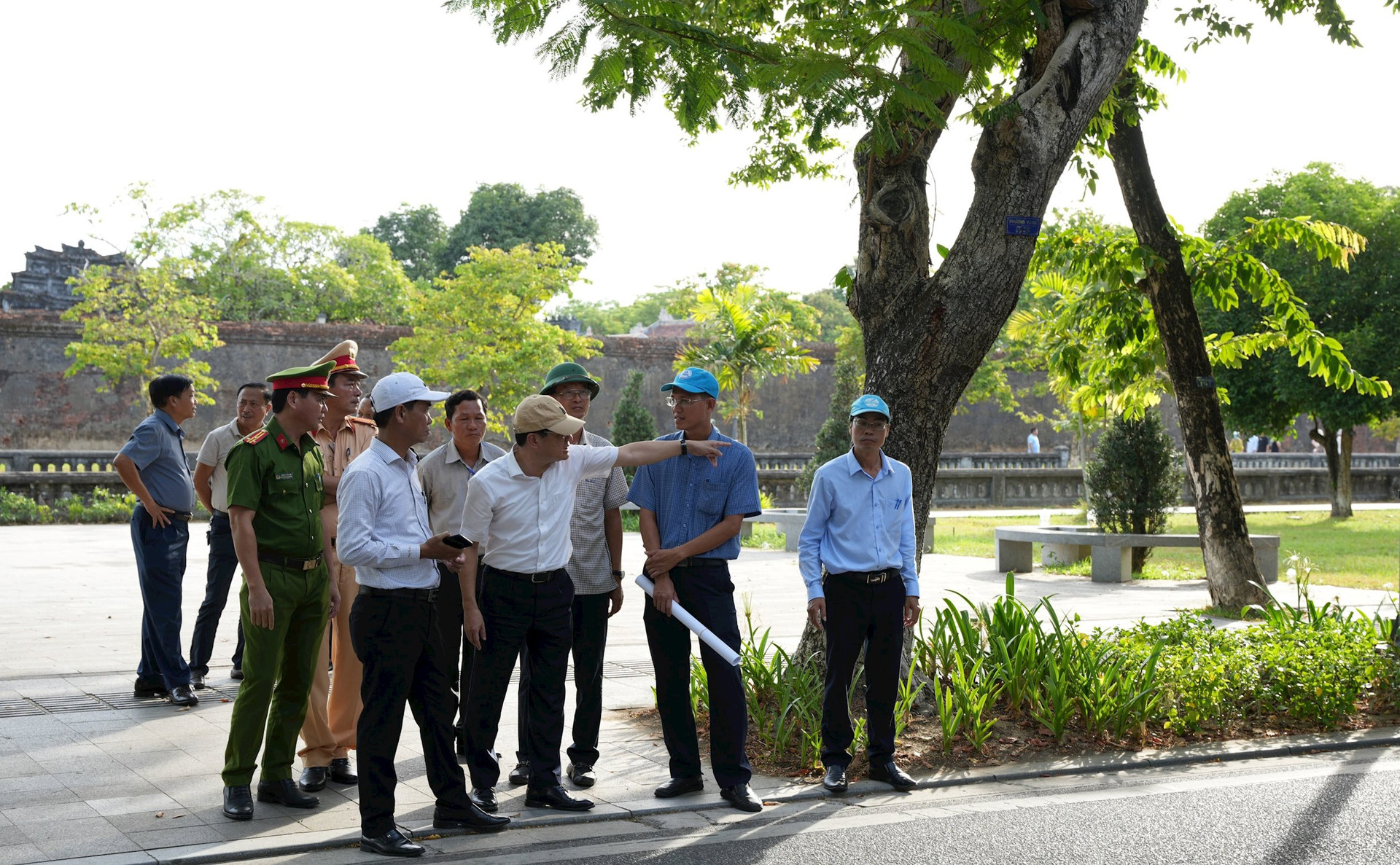 The leaders went to check and survey the route of the tram route to transfer visitors to Hue Citadel.