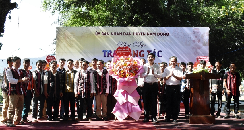 UVTV Tỉnh ủy, Trưởng ban Dân vận Tỉnh ủy Nguyễn Chí Tài (hàng đầu, thứ 2 từ phải) chúc mừng khai mạc trại sáng tác