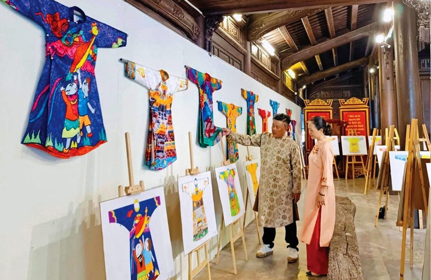 Trưng bày và triển lãm áo dài. Ảnh: Mai Chi