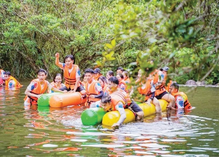  Visitors experiencing having fun at YesHue Eco eco-tourism area (Mo waterfall)