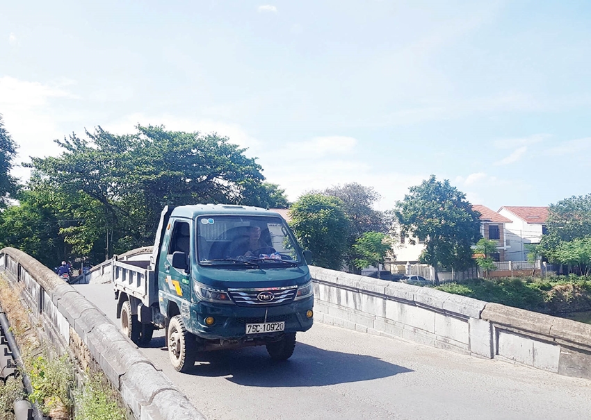 Qua thời gian dài tồn tại, những cây cầu cổ bắc qua sông Ngự Hà đang xuống cấp, hư hỏng 