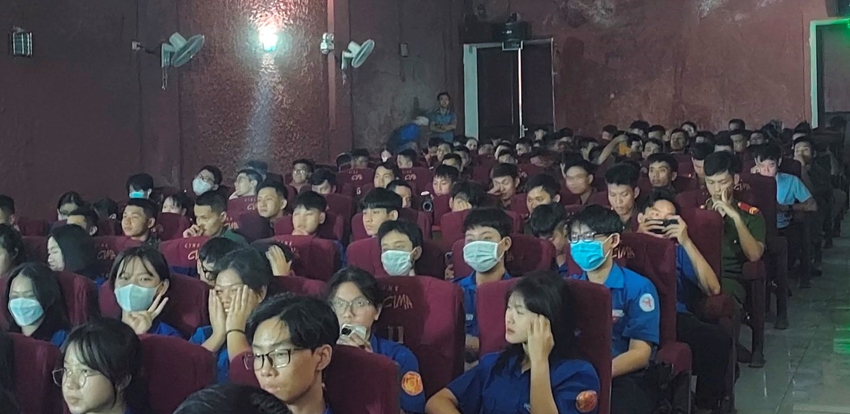 Đông đảo các bạn trẻ đến rạp Đông Ba xem phim
