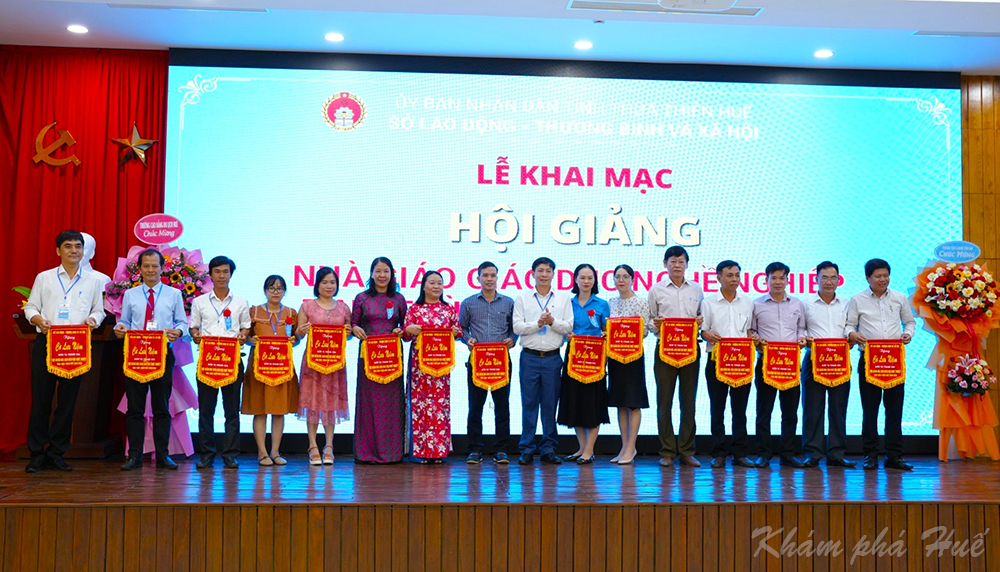 Ban tổ chức tặng cờ lưu niệm cho các đơn vị tham gia Hội giảng Nhà giáo giáo dục nghề nghiệp tỉnh Thừa Thiên Huế năm 2023