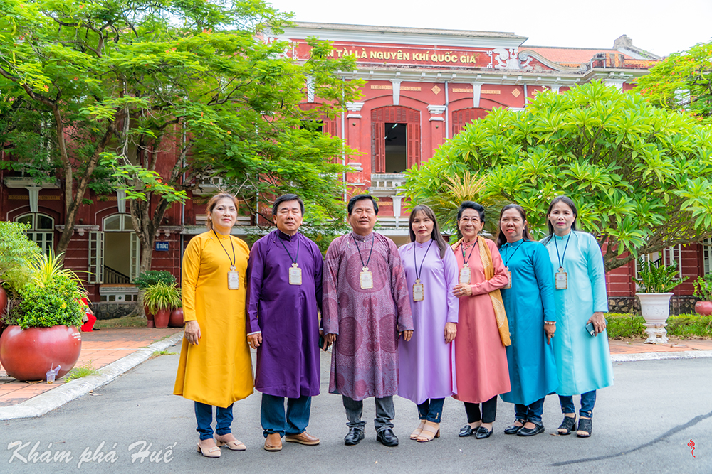 Chụp hình lưu niệm tại trường Quốc Học Huế