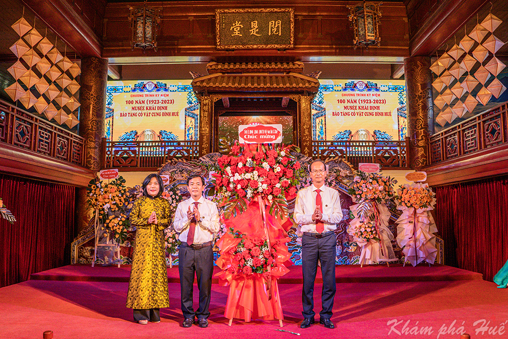 Lãnh đạo tỉnh tặng hoa chúc mừng nhân dịp Kỷ niệm 100 năm Musée Khải Định – Bảo tàng Cổ vật Cung đình Huế (1923 – 2023)