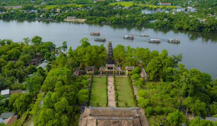Procession takes place on the Huong river, across Linh Mu pagoda