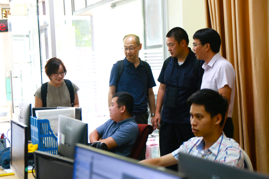 Đại diện lãnh đạo Tập đoàn YAMAHA tham quan không gian làm việc tại Tòa nhà HueCIT sau buổi làm việc.