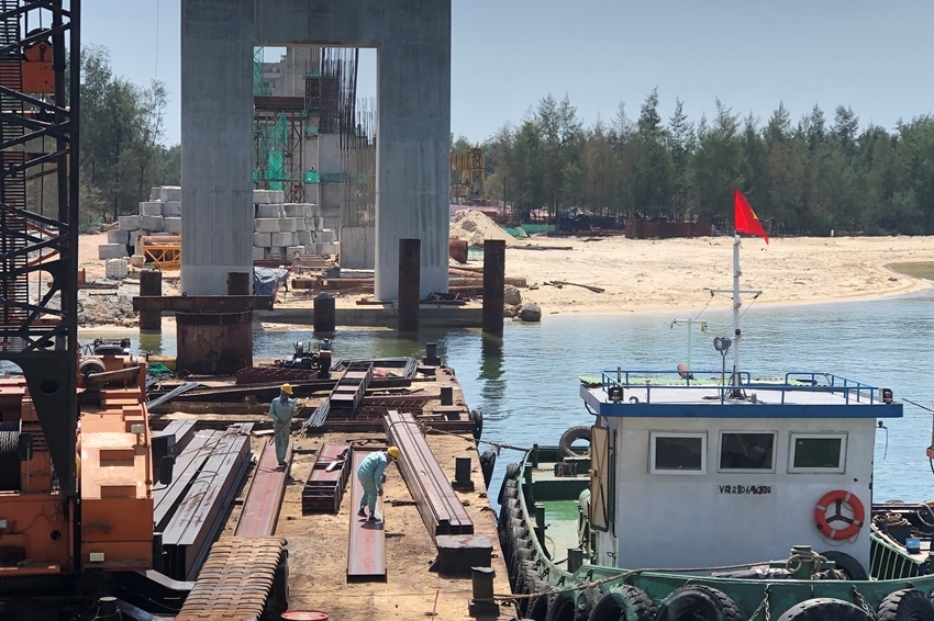 Dat Phuong contractor mobilizing more than 100 engineers, workers and many vehicles to construct bridge foundation piers in Thuan An coastal area.  