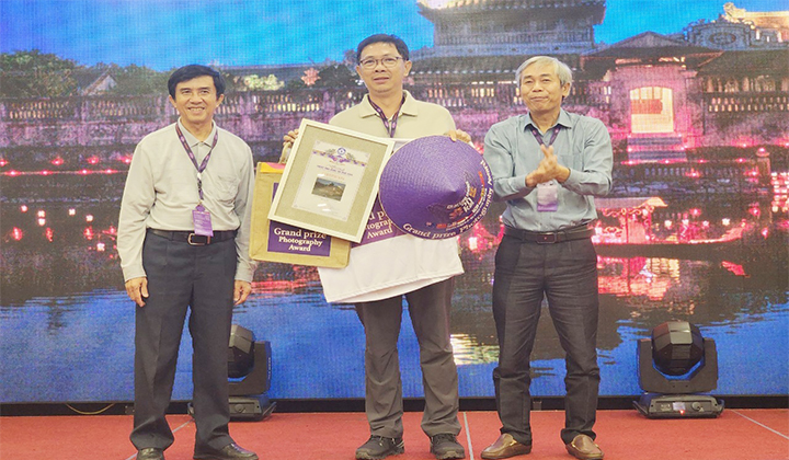 The organizing board presents special prize to photographer Micheal Siy from the Philippines