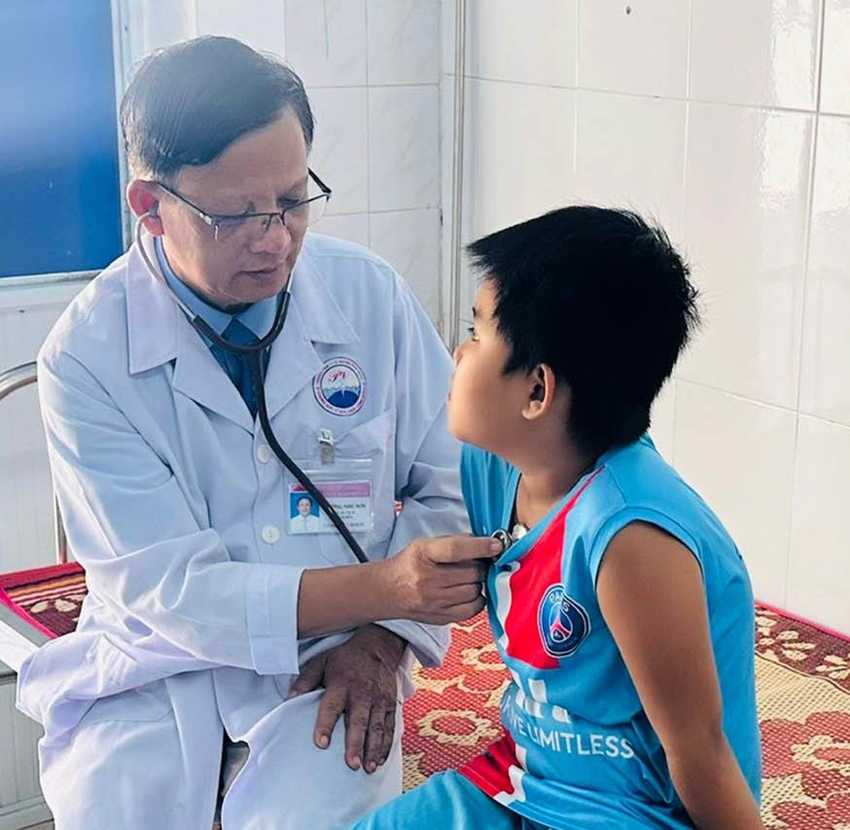 Bác sĩ Trương Như Sơn thăm khám cho bệnh nhi 
