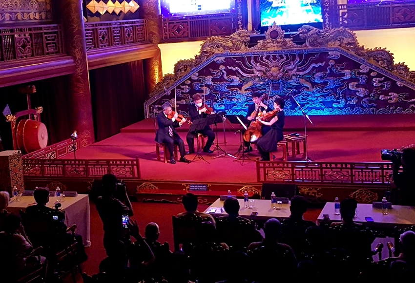 Các nghệ sĩ JPO5 trình diễn vào tối 7/9 bên trong Nhà hát Duyệt Thị Đường