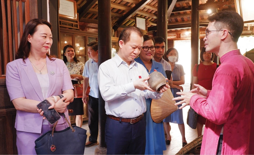  Đoàn Ủy ban Văn hóa, Giáo dục của Quốc hội khảo sát tại Bảo tàng Gốm cổ sông Hương 