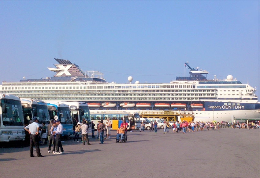 Nhiều tàu biển hạng sang cập cảng biển Chân Mây chở theo hàng trăm ngàn lượt khách quốc tế