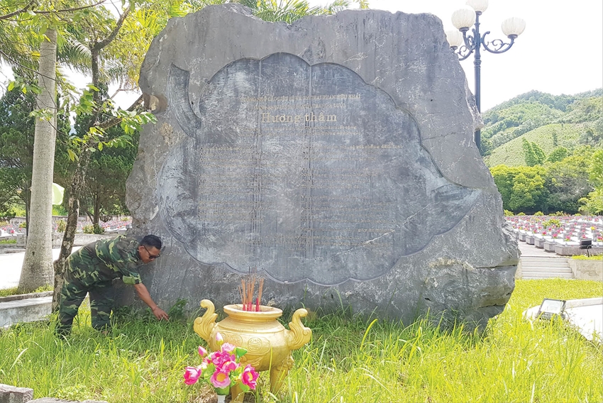   Tấm bia đá khắc bài thơ “Hương thầm” tưởng nhớ chiến sĩ Phan Hữu Khải và các liệt sĩ hy sinh tại A Lưới