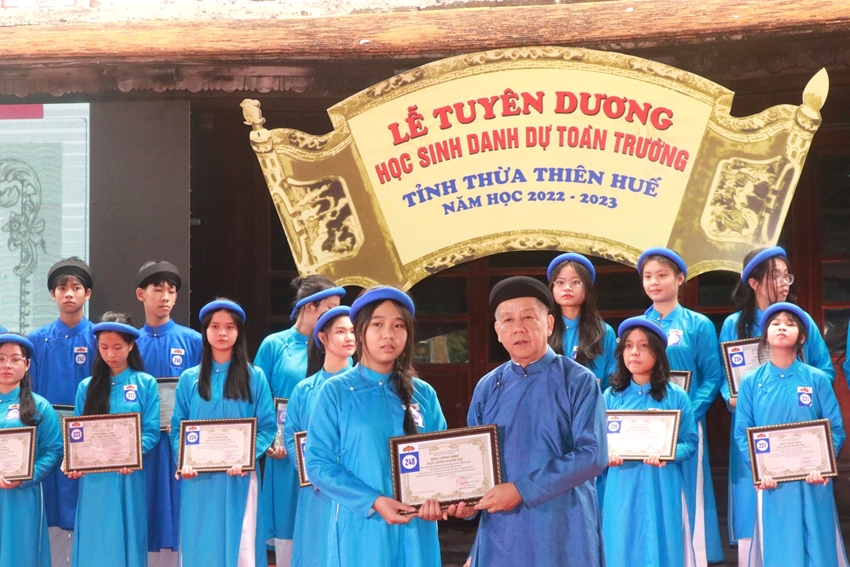  Phó Bí thư Thường trực Tỉnh ủy Phan Ngọc Thọ trao bằng chứng nhận cho các học sinh xuất sắc