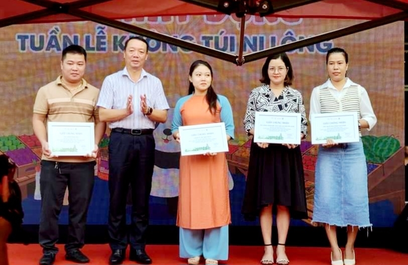  Secretary of Hue City Party Committee Phan Thien Dinh awarding certificates to eco-friendly stalls