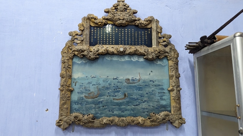  “Tri luu lien phang,” the glass painting currently hung at the Department of History, College of Sciences, Hue University
