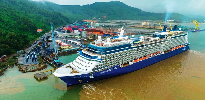  The first cruise ship to arrive in Hue named CELEBRITY SOLSTICE docked at Chan May port on January 7