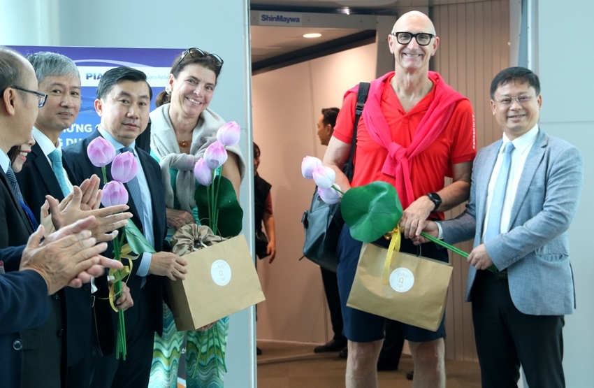  Standing Vice Chairman of the Provincial People's Committee Nguyen Thanh Binh and leaders of the Department of Tourism presented souvenirs to the first tourists arriving in Hue by air