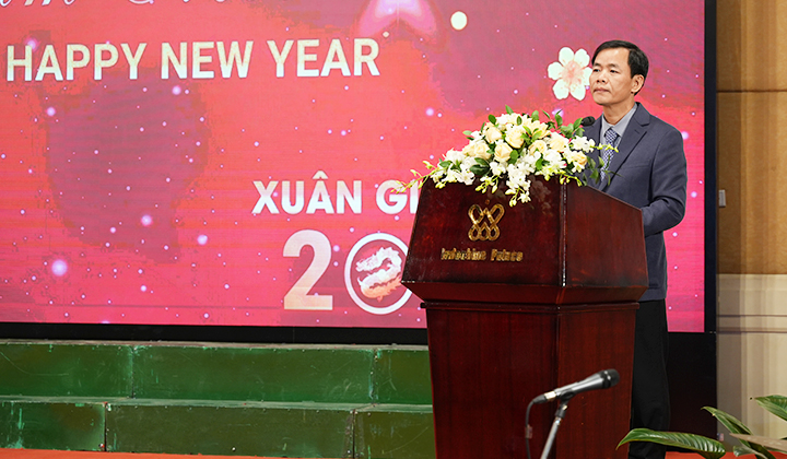 Chairman of the People’s Committee of Thua Thien Hue province Nguyen Van Phuong speaks at the meeting