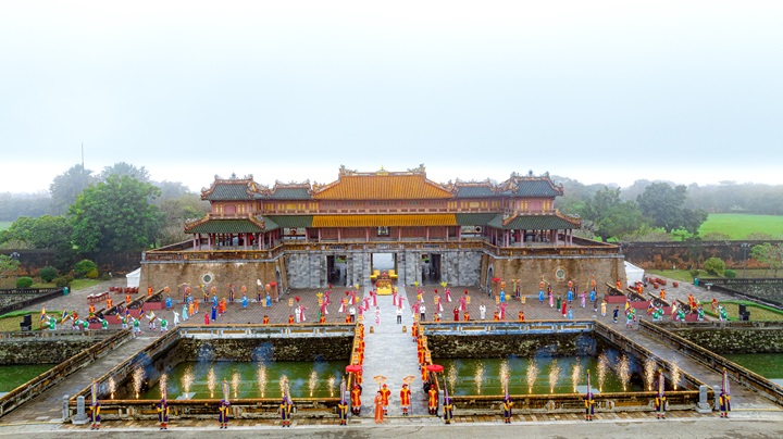 Calendar book distribution ceremony replicated as the start of Hue Festival 2024
