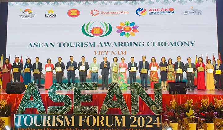 The Minister of the Ministry of Culture, Sports and Tourism Nguyen Van Hung presented ASEAN Clean Tourist City award 2024 to localities and units
