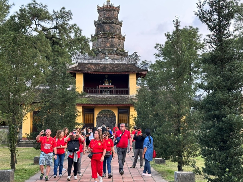 Tourists visiting Thien Mu Pagoda. Photo: Ngoc Ha 