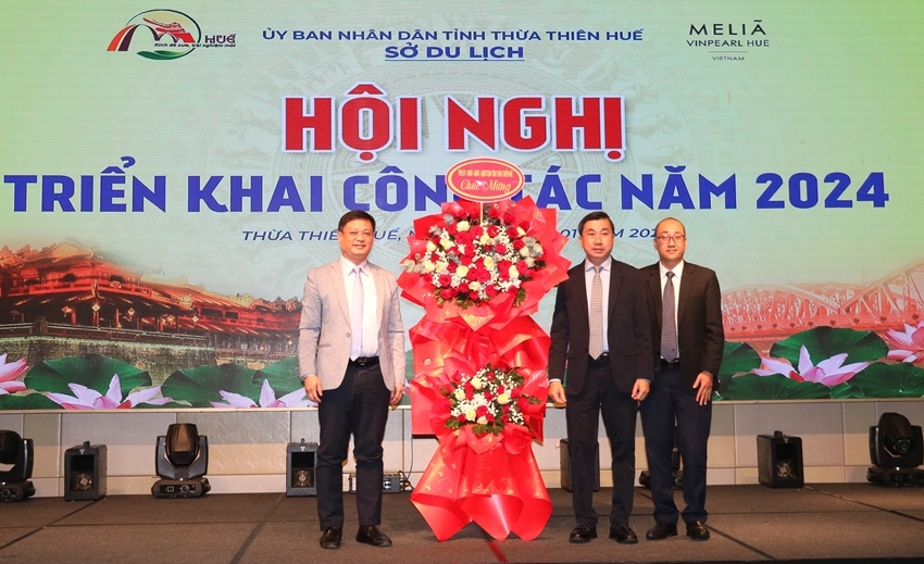  Mr. Nguyen Thanh Binh, Standing Vice Chairman of the Provincial People's Committee, presented flowers to congratulate the provincial tourism industry