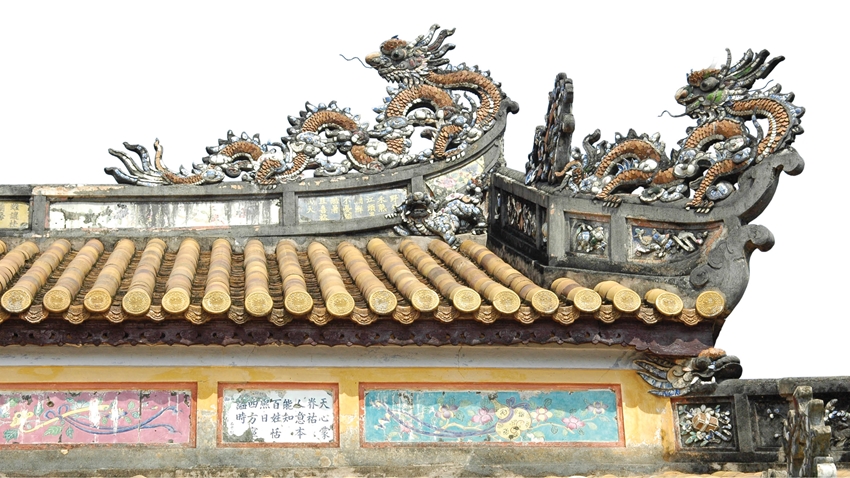  Rồng đắp bằng sành sứ trên đầu đao điện Thái Hòa (Đại Nội Huế)