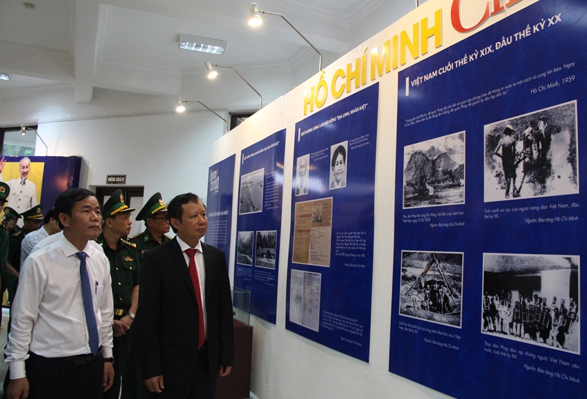  Lãnh đạo tỉnh trong một dịp tham quan triển lãm, tư liệu tại Bảo tàng Hồ Chí Minh Thừa Thiên Huế