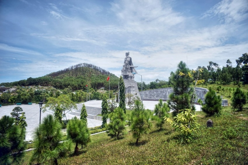 Khu tưởng niệm Anh hùng dân tộc Quang Trung tại núi Bân