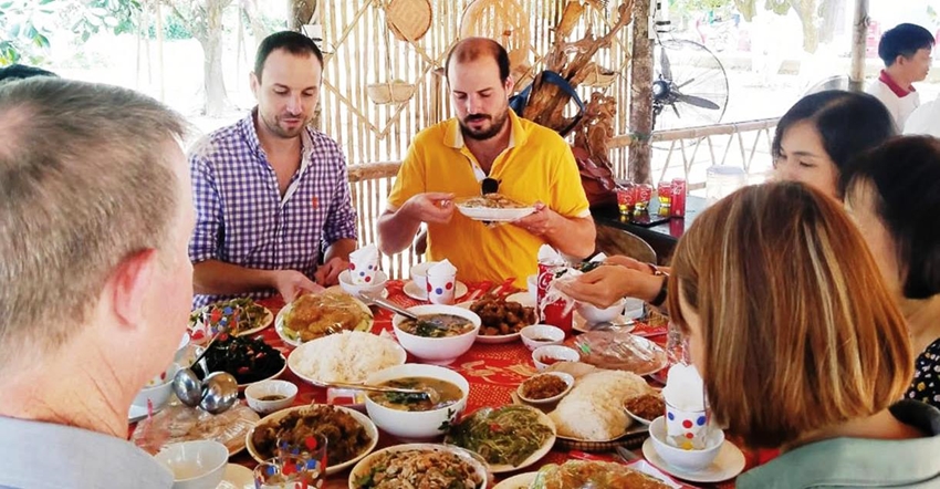 Khách du lịch nước ngoài trải nghiệm ẩm thực ở xã Dương Hòa