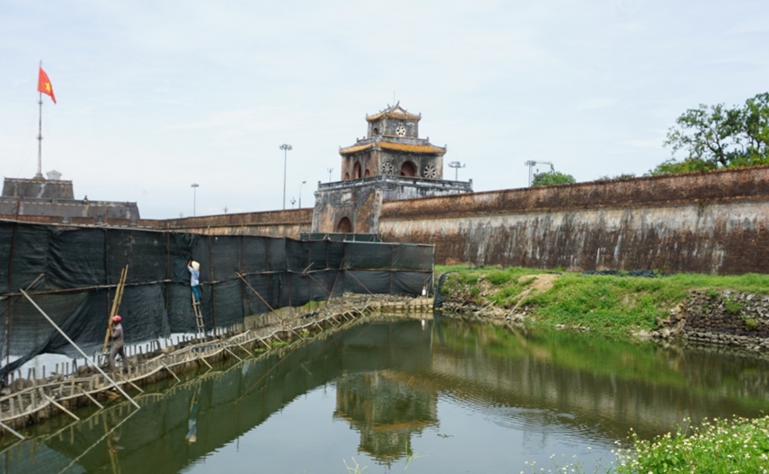   Tu bổ đoạn kè ở mặt Nam Kinh thành Huế (ảnh: Thuỳ Trang)