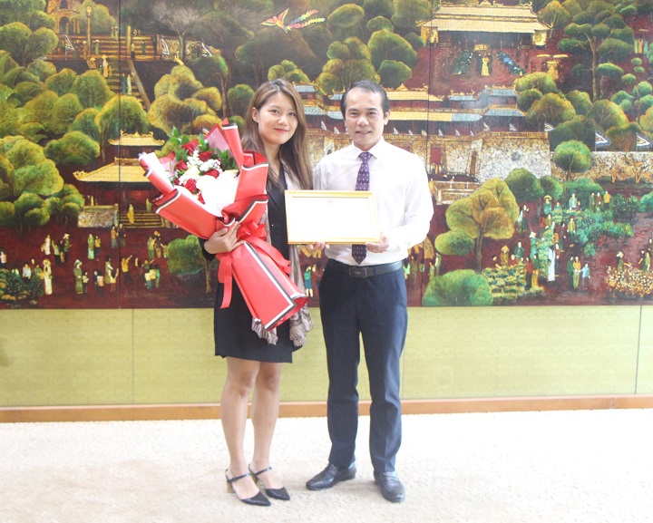 Chủ tịch UBND thành phố Huế Võ Lê Nhật trao Danh hiệu “Công dân danh dự thành phố Huế” cho bà Yoo Soo Yeon - Phó Giám đốc Quốc gia Văn phòng Cơ quan Hợp tác Quốc tế Hàn Quốc (KOICA) tại Việt Nam