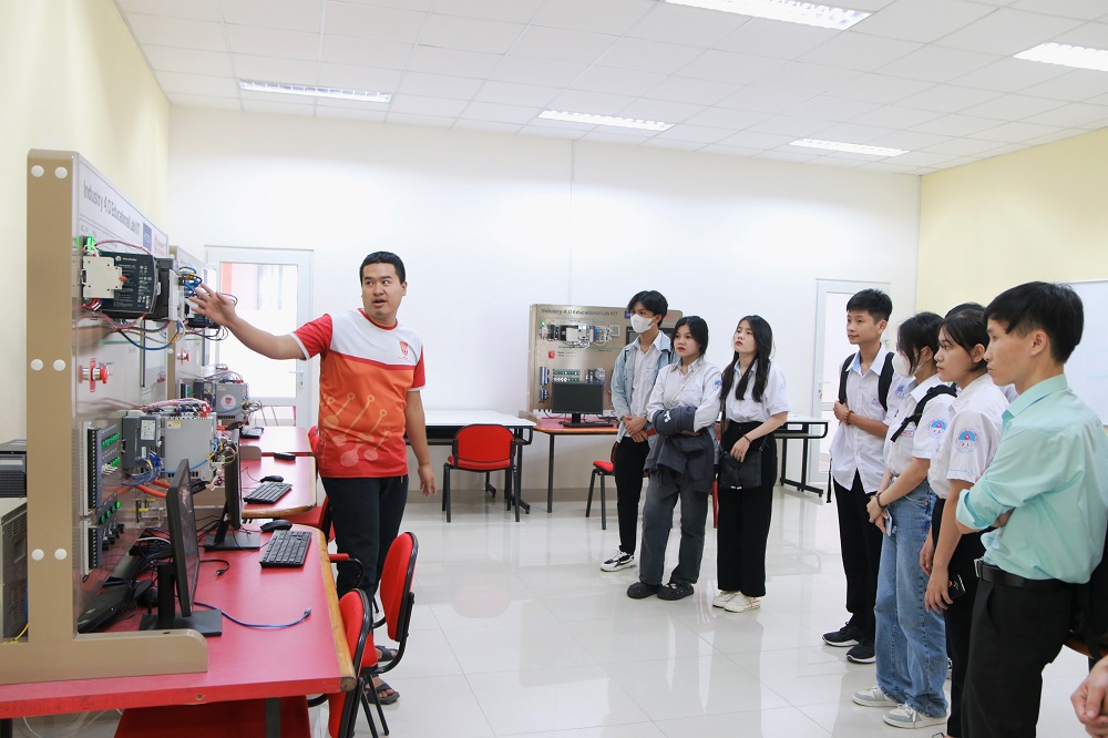 Học sinh trường THPT Thừa Lưu (Phú Lộc, TT-Huế) tham quan học tập tại Khoa Kỹ thuật và Công nghệ - Đại học Huế với sự kết nối của Hội CNTT và Điện tử viễn thông tỉnh.