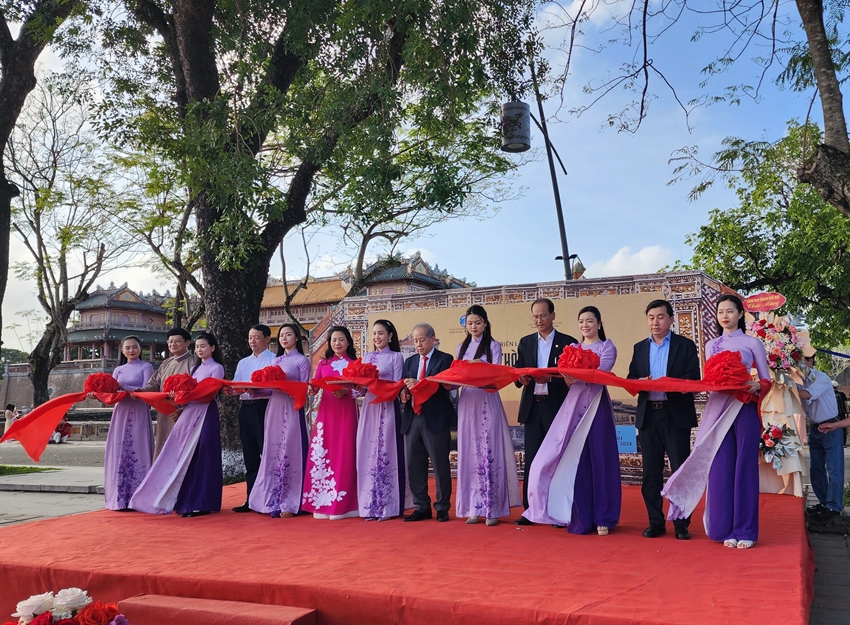 Cắt băng khai mạc triển lãm "Kinh thành Huế - dấu xưa còn lại”