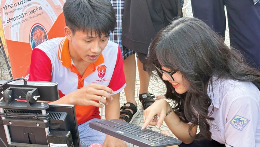 Khoa Kỹ thuật và Công nghệ - Đại học Huế giới thiệu lĩnh vực công nghệ mà khoa đang đào tạo đến với học sinh lớp 12