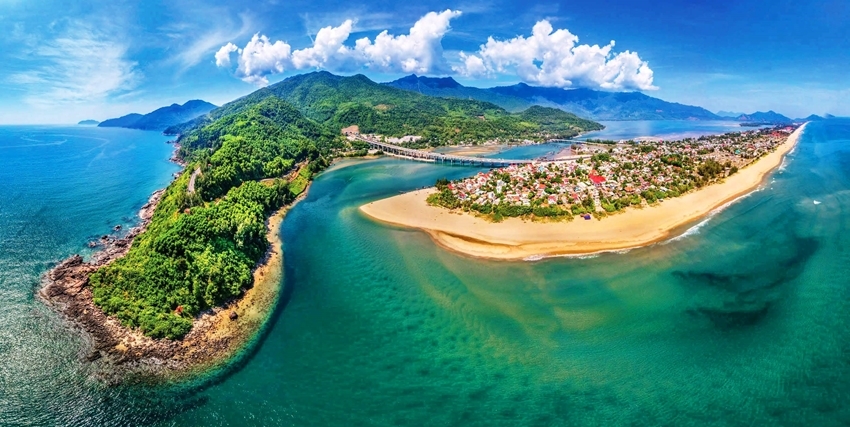  Lang Co Bay, a picturesque natural scene. Photo: Nguyen Phong