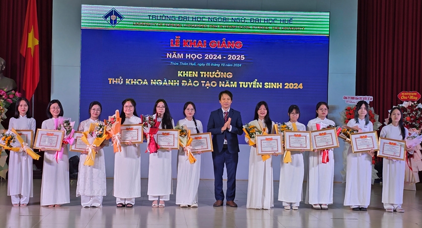 Khen thưởng các thủ khoa ngành năm tuyển sinh 2024 