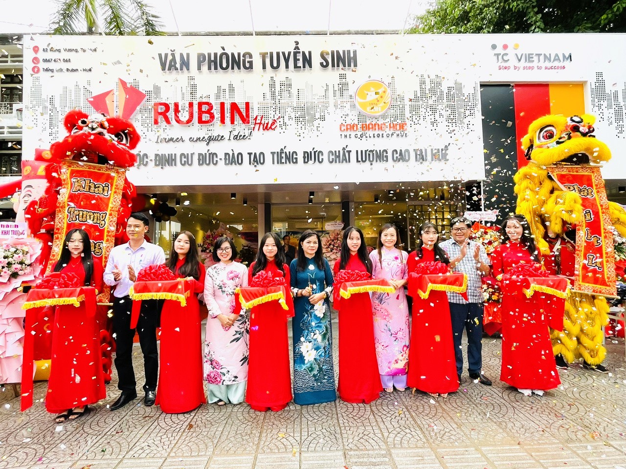 Nghi thức cắt băng khai trương Văn phòng tuyển sinh Tiếng Đức Rubin Huế