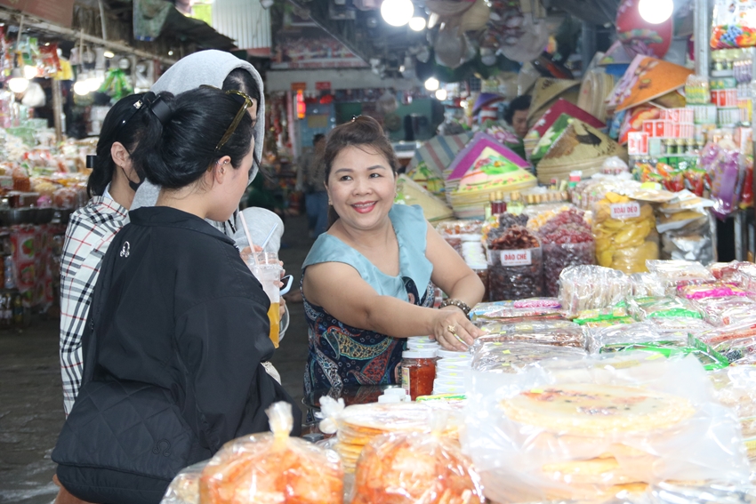  Tiểu thương chợ Đông Ba niềm nở giới thiệu giá niêm yết trên các món đồ cho khách du lịch