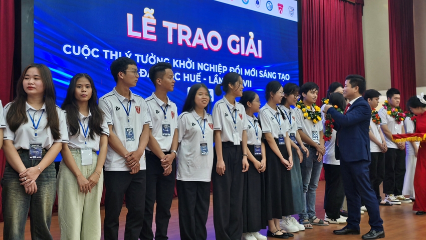 Trao giải cho các nhóm dự án đoạt giải 