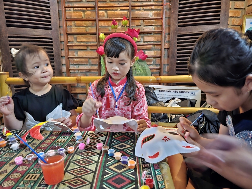 The children experiencing painting Hue Tuong masks