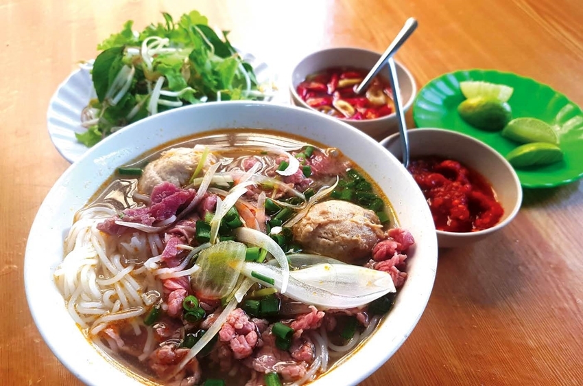  Whether officially honored or not, bún bò Hue has already become a culinary brand that has won the hearts of diners