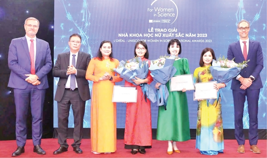 Award for outstanding female scientist of 2023 given to a female scientist from Hue University  