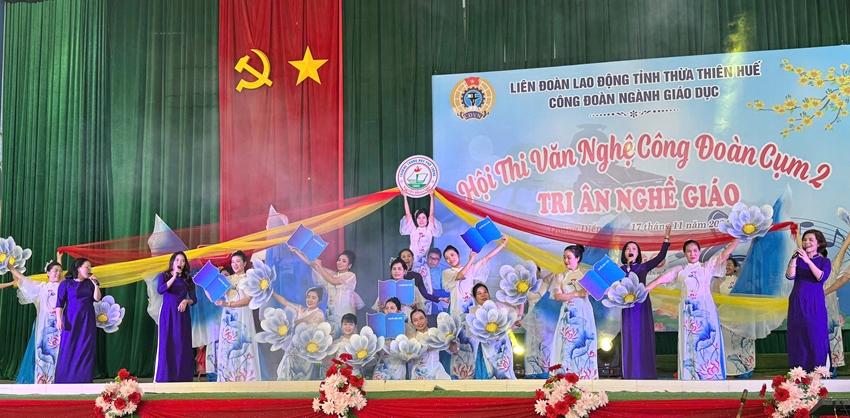 Hội thi văn nghệ của các thầy cô giáo