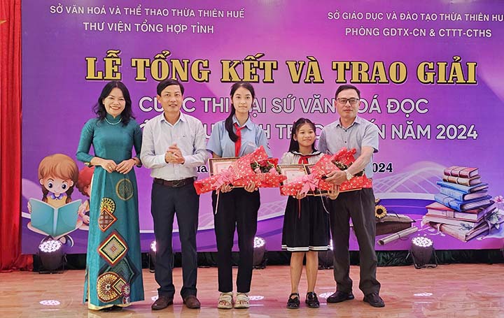 Ban tổ chức trao giải cho các thí sinh xuất sắc tại cuộc thi